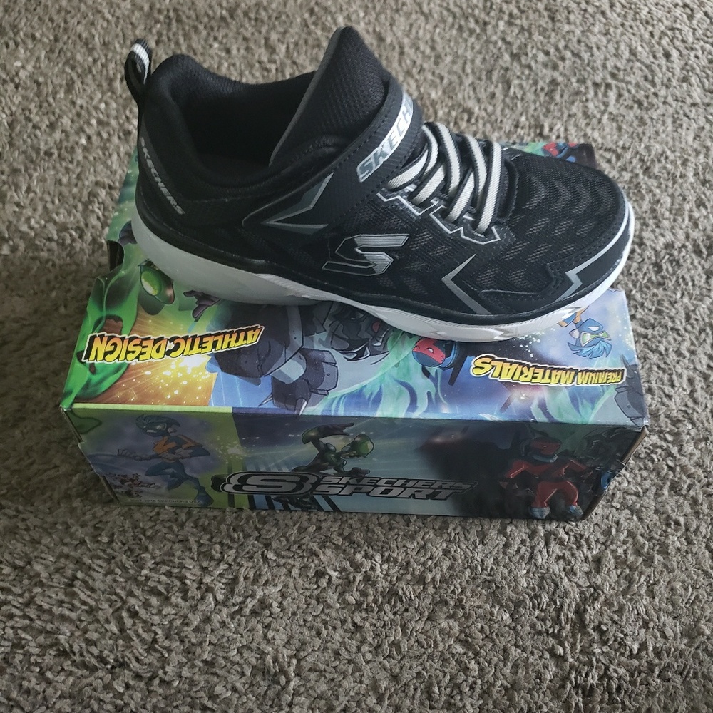 Boys black sketchers